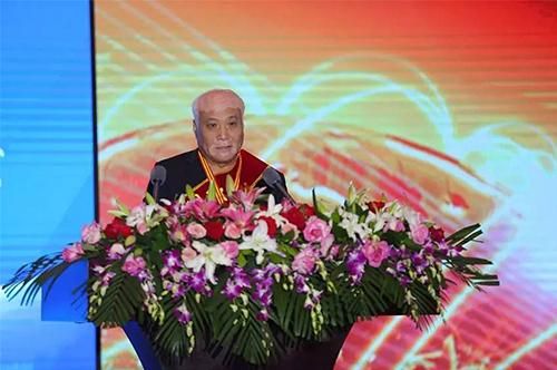 2、曹和平董事长在第二届全球吉商大会上做杰出讲话.jpg